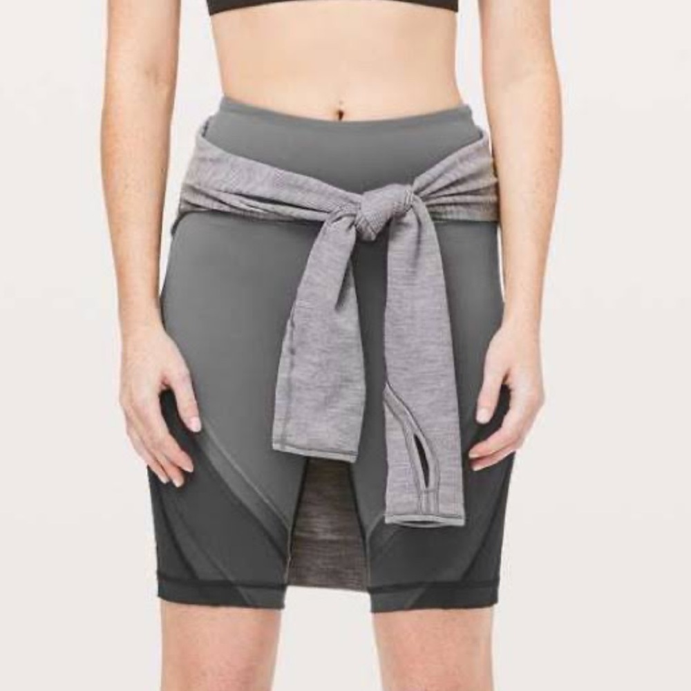 Lululemon bike shorts shorts color me ombré size 6 black grey